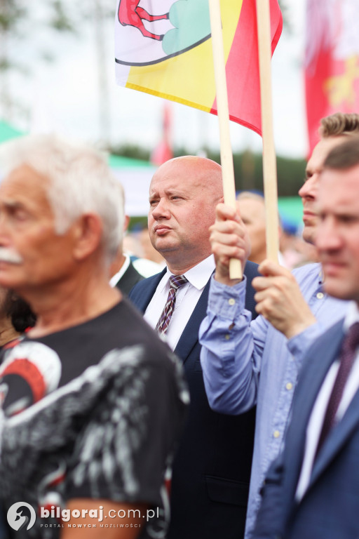 Przedstawiciele władz powiatu na odsłonięcia pomnika rzezi wołyńskiej