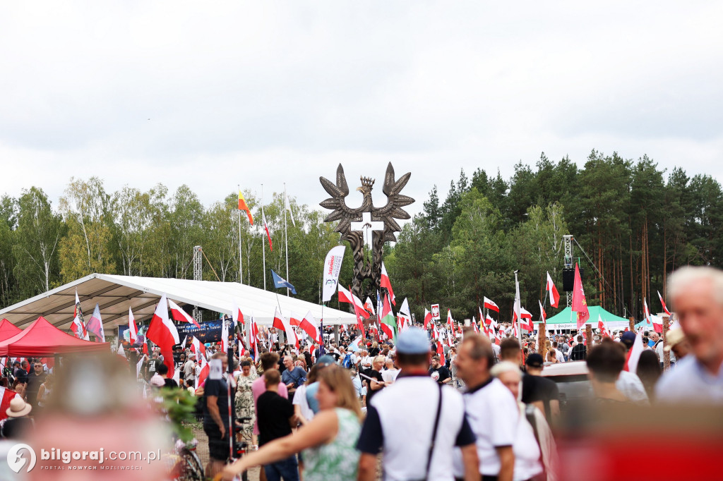 Przedstawiciele władz powiatu na odsłonięcia pomnika rzezi wołyńskiej