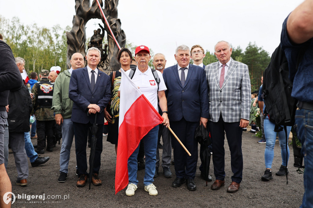 Przedstawiciele władz powiatu na odsłonięcia pomnika rzezi wołyńskiej