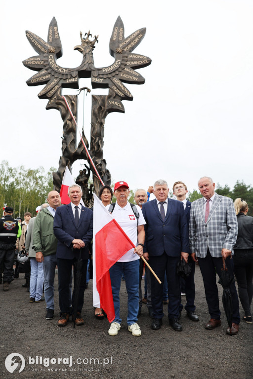 Przedstawiciele władz powiatu na odsłonięcia pomnika rzezi wołyńskiej