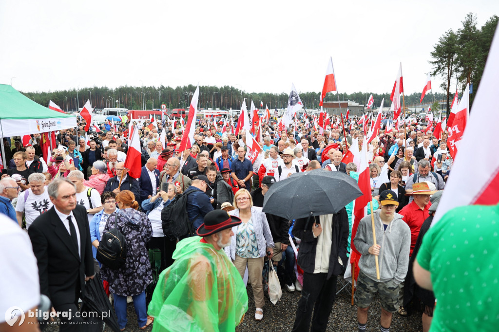 Przedstawiciele władz powiatu na odsłonięcia pomnika rzezi wołyńskiej