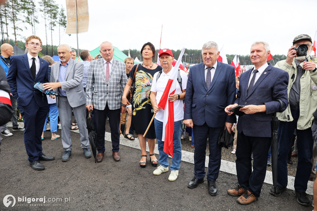 Przedstawiciele władz powiatu na odsłonięcia pomnika rzezi wołyńskiej