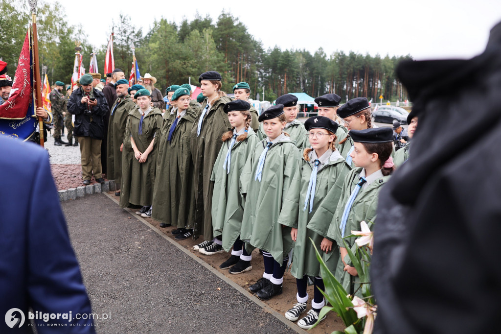 Przedstawiciele władz powiatu na odsłonięcia pomnika rzezi wołyńskiej