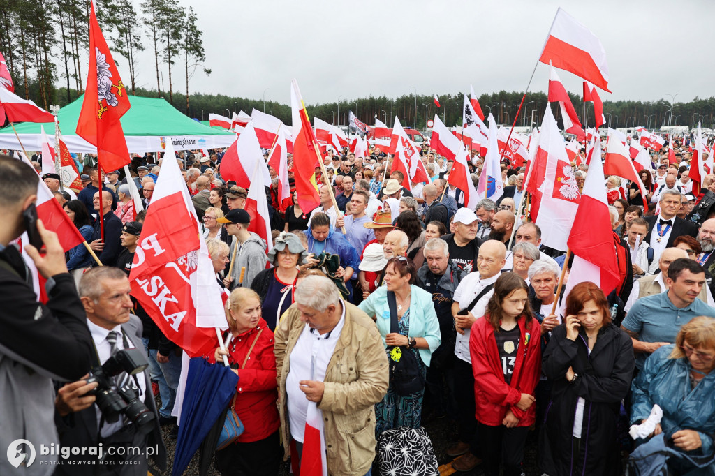 Przedstawiciele władz powiatu na odsłonięcia pomnika rzezi wołyńskiej