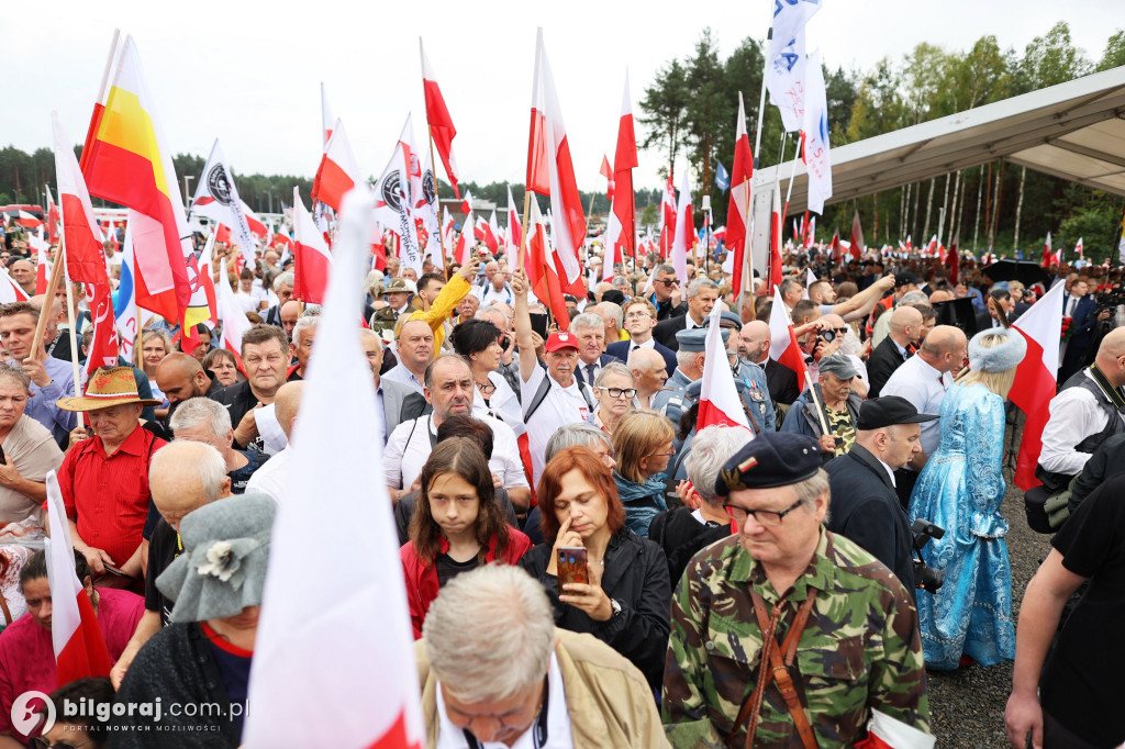 Przedstawiciele władz powiatu na odsłonięcia pomnika rzezi wołyńskiej