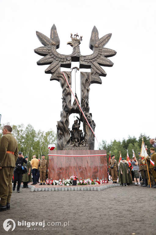 Przedstawiciele władz powiatu na odsłonięcia pomnika rzezi wołyńskiej