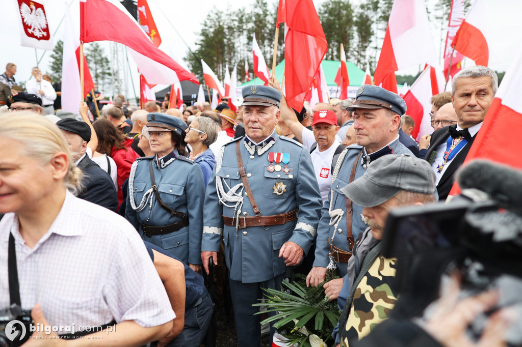 Przedstawiciele władz powiatu na odsłonięcia pomnika rzezi wołyńskiej