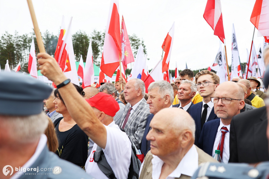 Przedstawiciele władz powiatu na odsłonięcia pomnika rzezi wołyńskiej