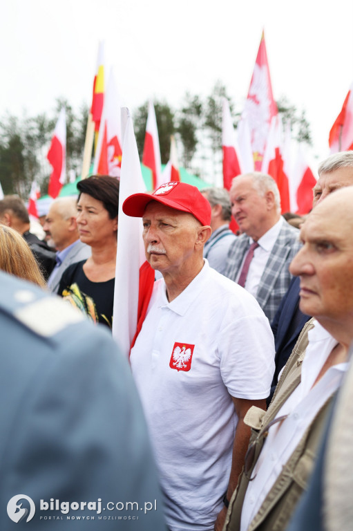 Przedstawiciele władz powiatu na odsłonięcia pomnika rzezi wołyńskiej