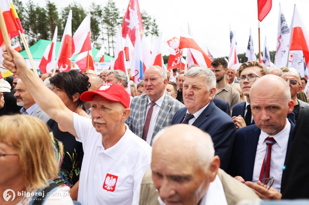 Przedstawiciele władz powiatu na odsłonięcia pomnika rzezi wołyńskiej