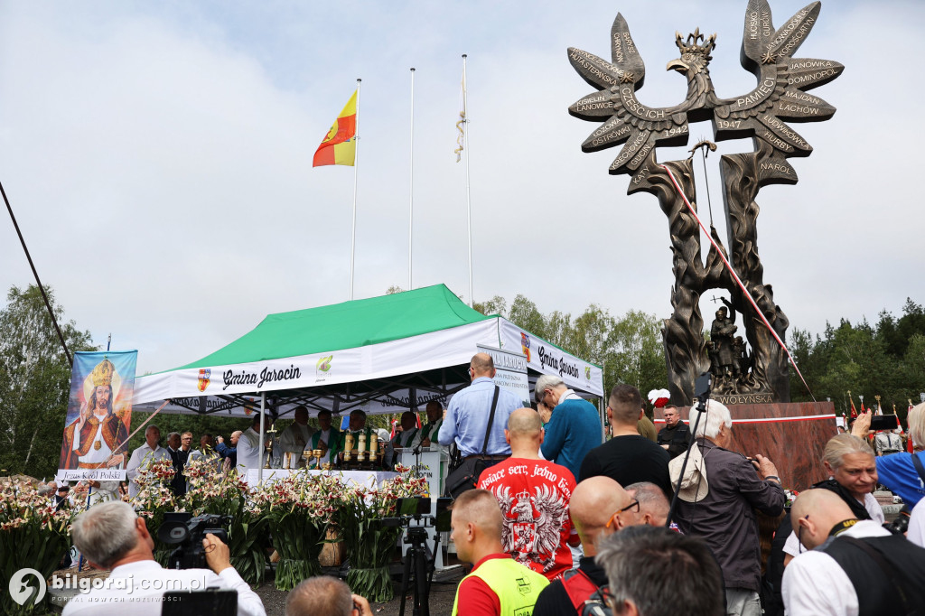 Przedstawiciele władz powiatu na odsłonięcia pomnika rzezi wołyńskiej