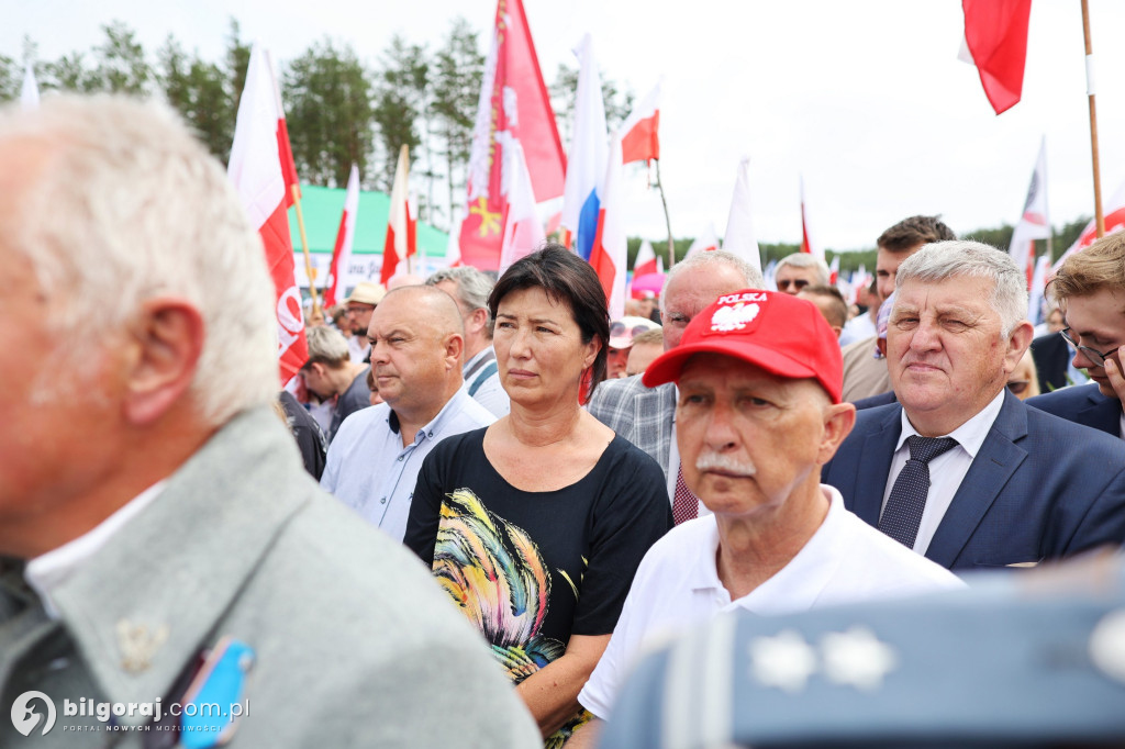 Przedstawiciele władz powiatu na odsłonięcia pomnika rzezi wołyńskiej