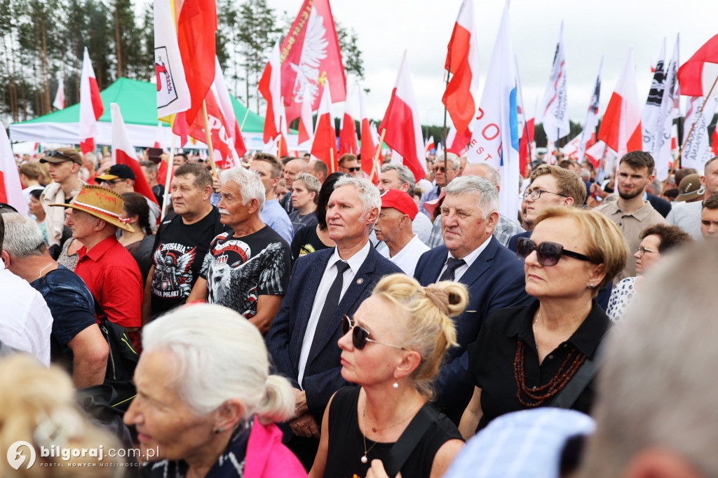 Przedstawiciele władz powiatu na odsłonięcia pomnika rzezi wołyńskiej