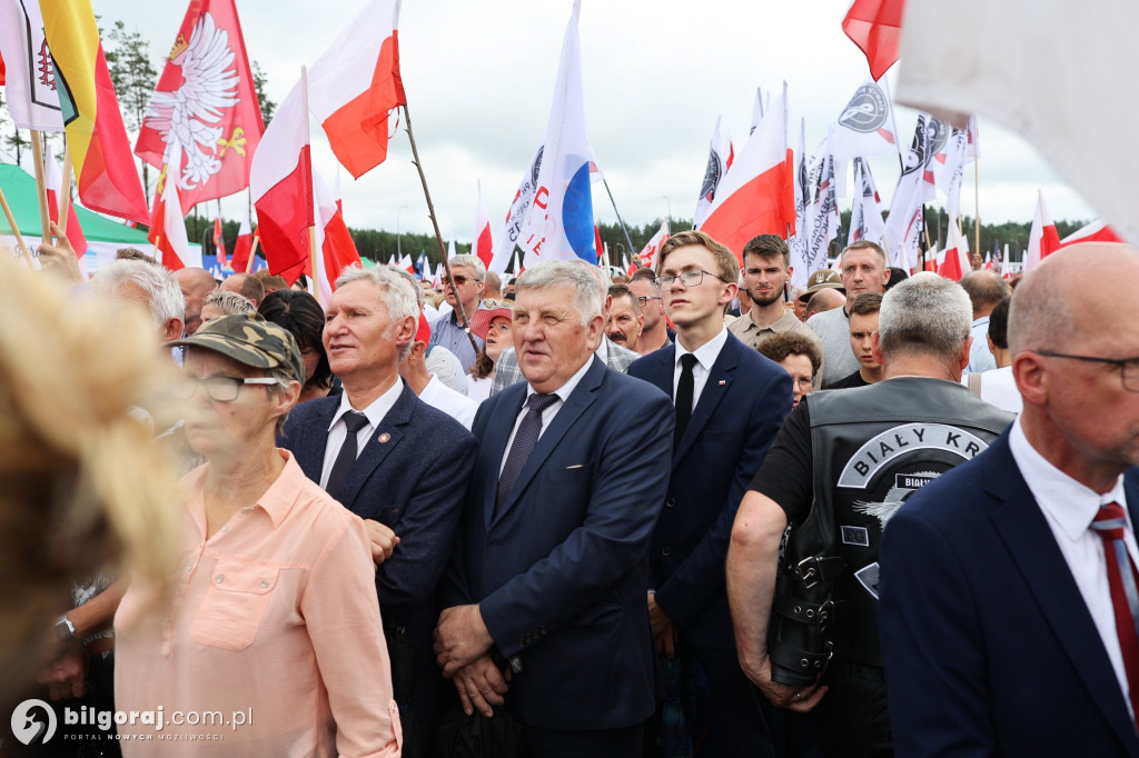 Przedstawiciele władz powiatu na odsłonięcia pomnika rzezi wołyńskiej