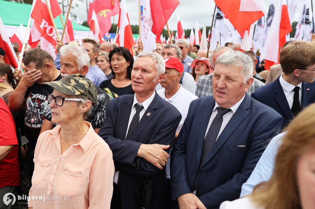 Przedstawiciele władz powiatu na odsłonięcia pomnika rzezi wołyńskiej