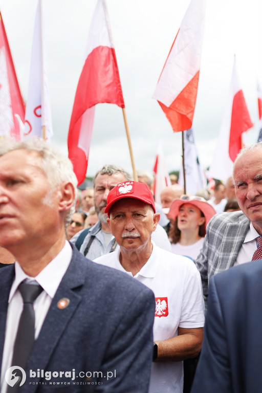 Przedstawiciele władz powiatu na odsłonięcia pomnika rzezi wołyńskiej