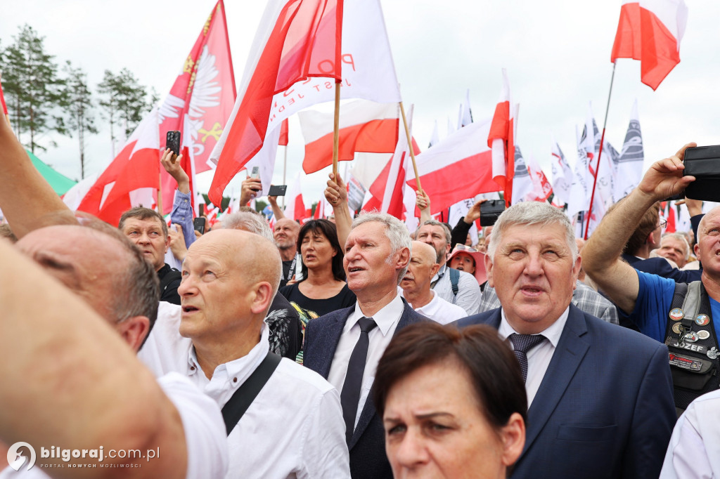 Przedstawiciele władz powiatu na odsłonięcia pomnika rzezi wołyńskiej