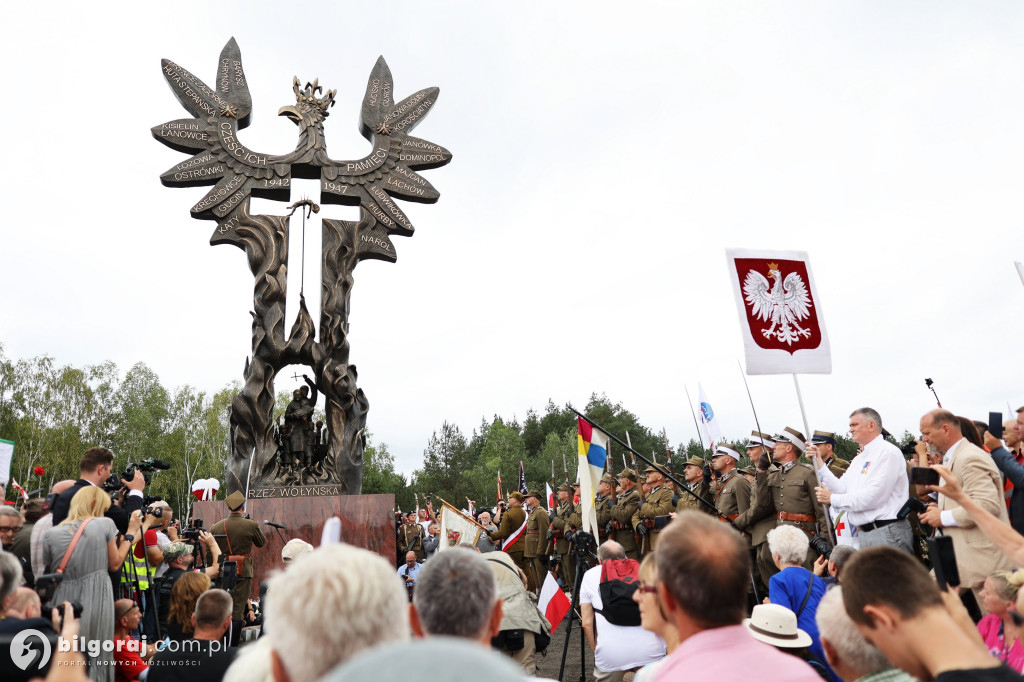 Przedstawiciele władz powiatu na odsłonięcia pomnika rzezi wołyńskiej