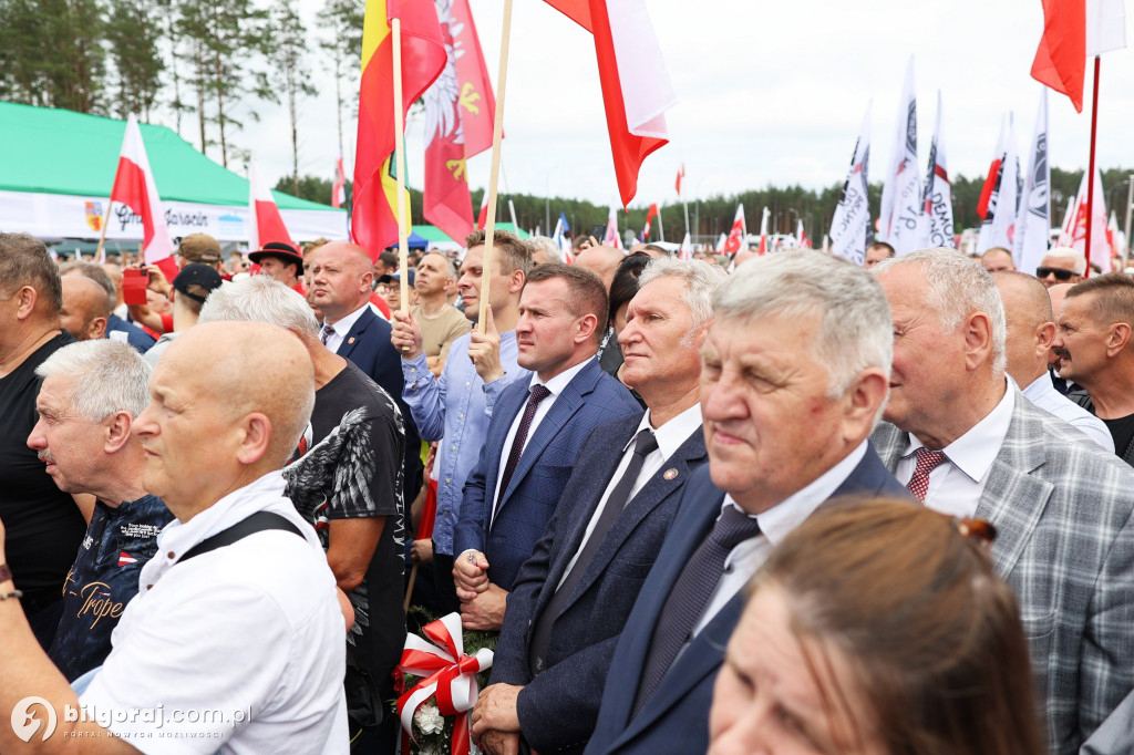 Przedstawiciele władz powiatu na odsłonięcia pomnika rzezi wołyńskiej