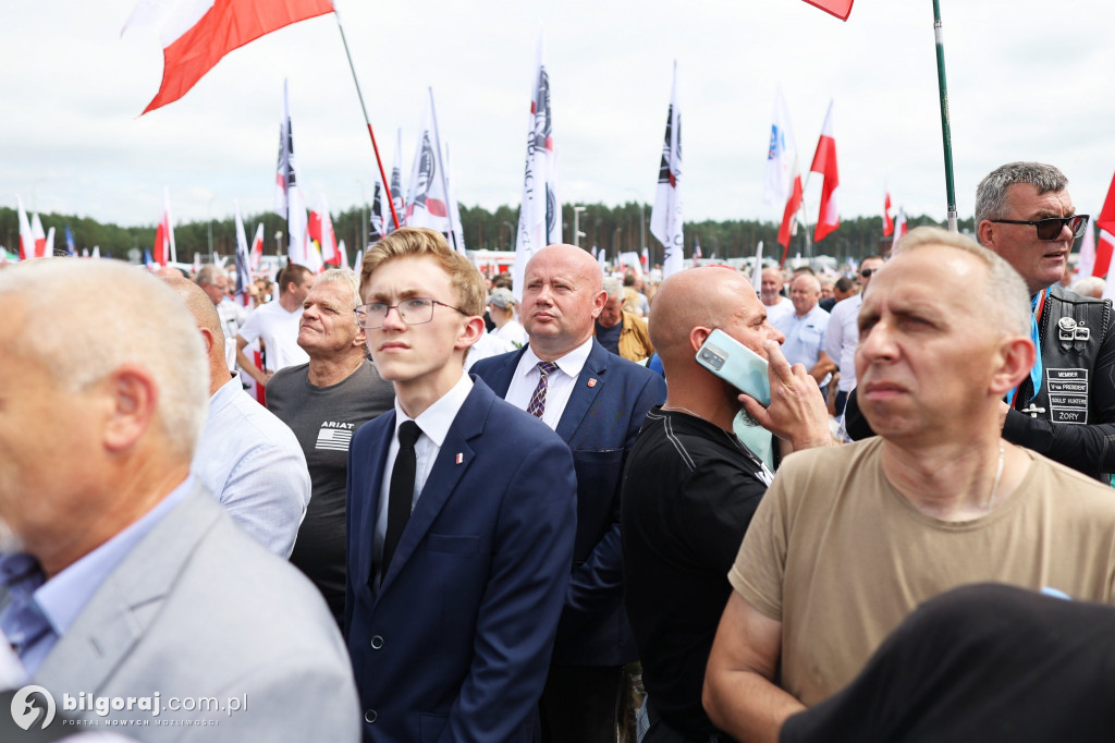 Przedstawiciele władz powiatu na odsłonięcia pomnika rzezi wołyńskiej