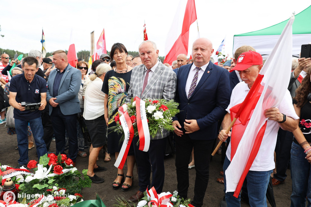 Przedstawiciele władz powiatu na odsłonięcia pomnika rzezi wołyńskiej