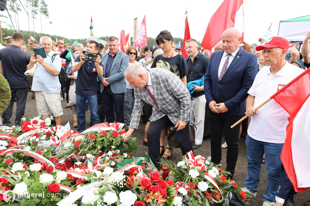 Przedstawiciele władz powiatu na odsłonięcia pomnika rzezi wołyńskiej