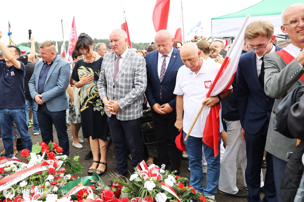 Przedstawiciele władz powiatu na odsłonięcia pomnika rzezi wołyńskiej