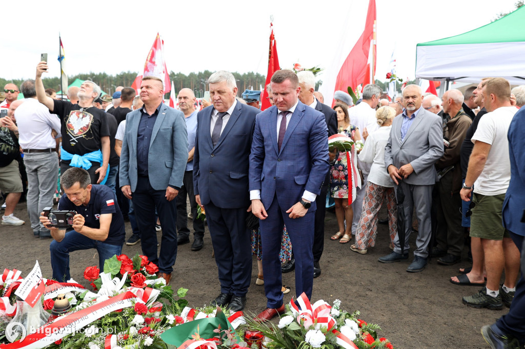 Przedstawiciele władz powiatu na odsłonięcia pomnika rzezi wołyńskiej