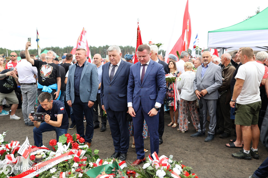 Przedstawiciele władz powiatu na odsłonięcia pomnika rzezi wołyńskiej