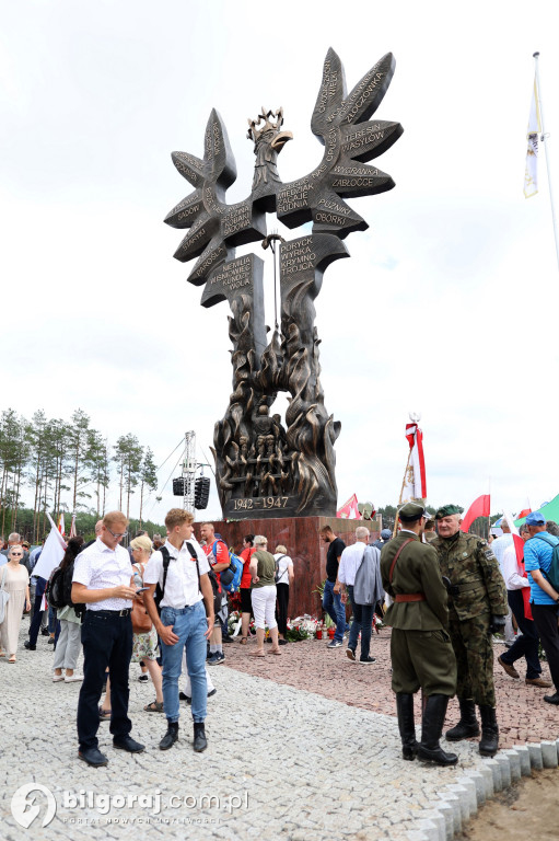 Przedstawiciele władz powiatu na odsłonięcia pomnika rzezi wołyńskiej