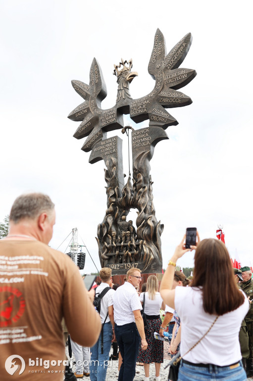 Przedstawiciele władz powiatu na odsłonięcia pomnika rzezi wołyńskiej