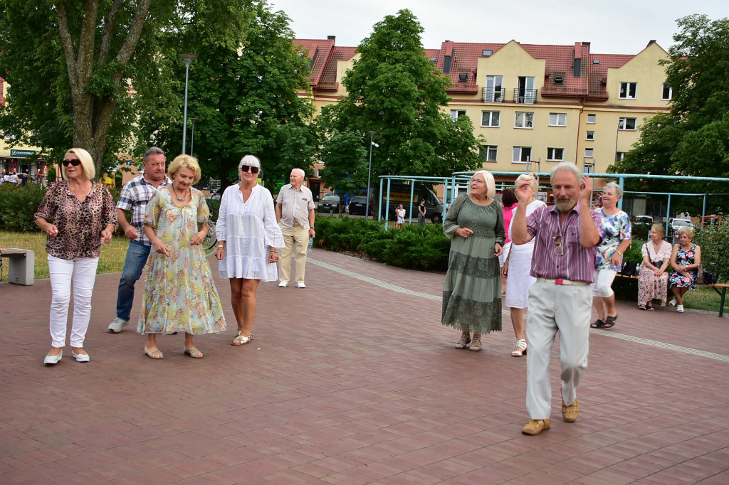Lipcowy wieczór przy fontannie: seniorzy bawili się do rytmu muzyki