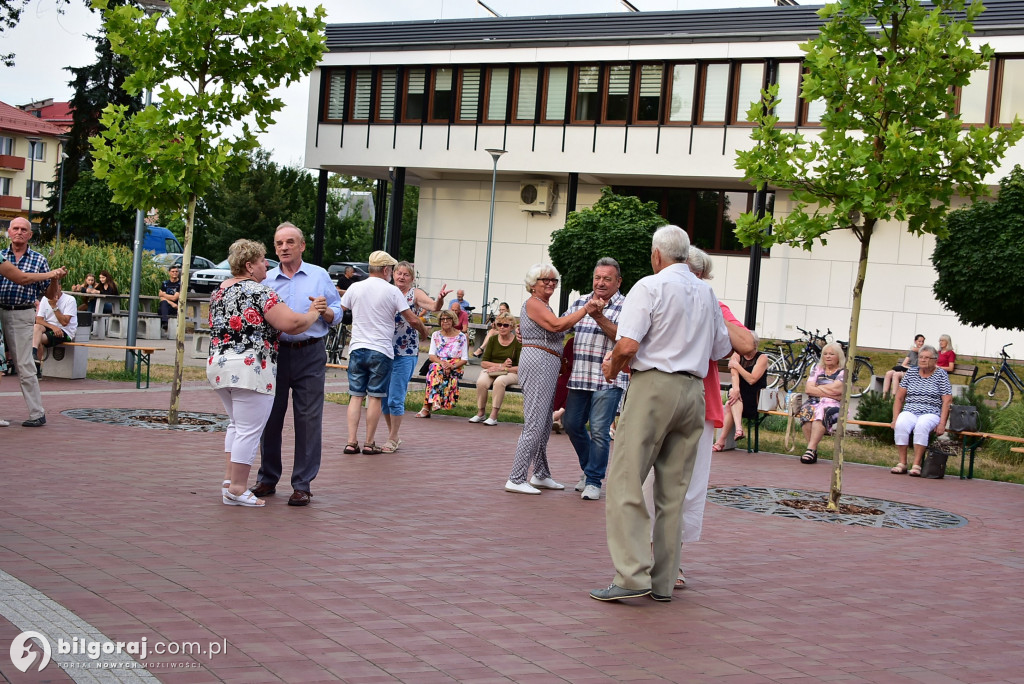 Lipcowy wieczór przy fontannie: seniorzy bawili się do rytmu muzyki