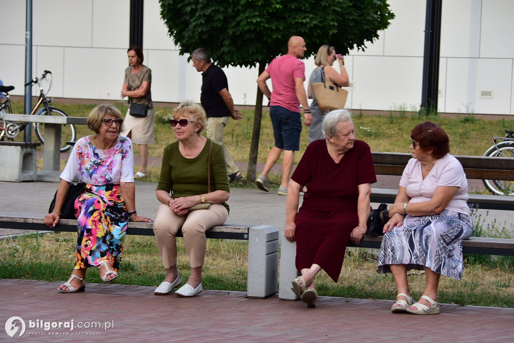 Lipcowy wieczór przy fontannie: seniorzy bawili się do rytmu muzyki