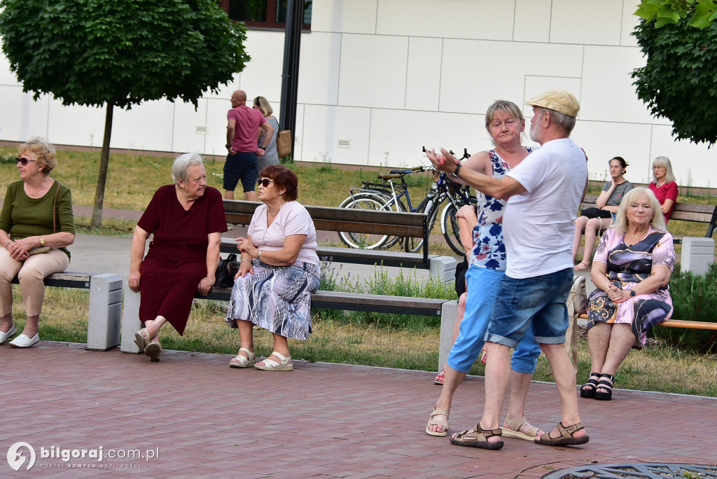 Lipcowy wieczór przy fontannie: seniorzy bawili się do rytmu muzyki