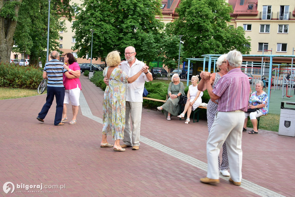 Lipcowy wieczór przy fontannie: seniorzy bawili się do rytmu muzyki