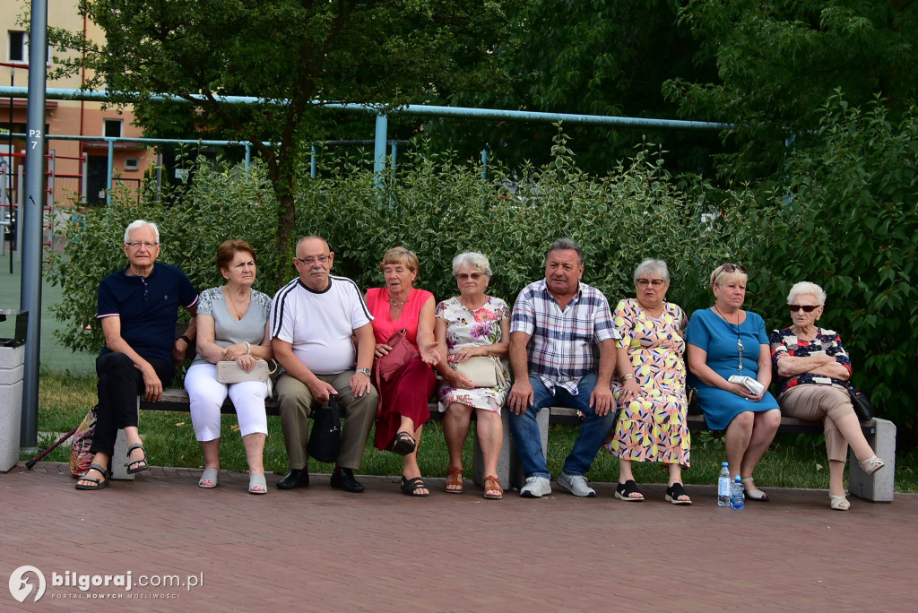 Lipcowy wieczór przy fontannie: seniorzy bawili się do rytmu muzyki