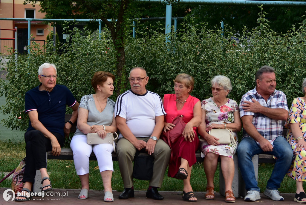 Lipcowy wieczór przy fontannie: seniorzy bawili się do rytmu muzyki