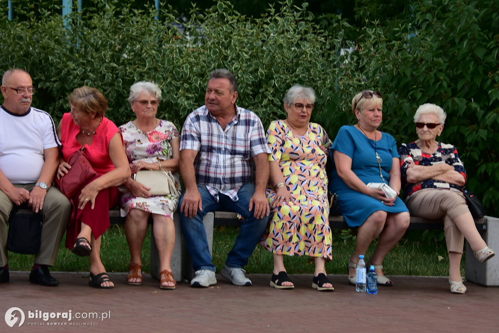 Lipcowy wieczór przy fontannie: seniorzy bawili się do rytmu muzyki
