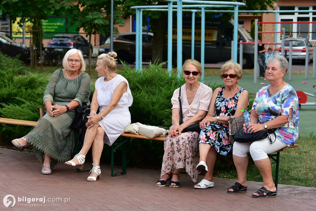 Lipcowy wieczór przy fontannie: seniorzy bawili się do rytmu muzyki
