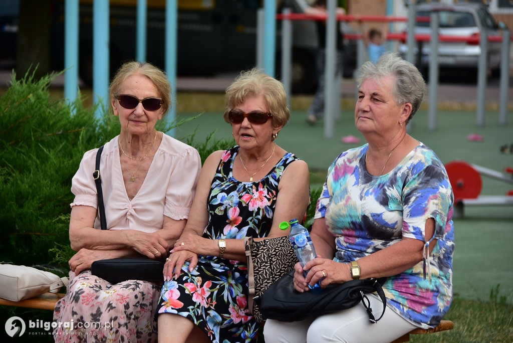 Lipcowy wieczór przy fontannie: seniorzy bawili się do rytmu muzyki