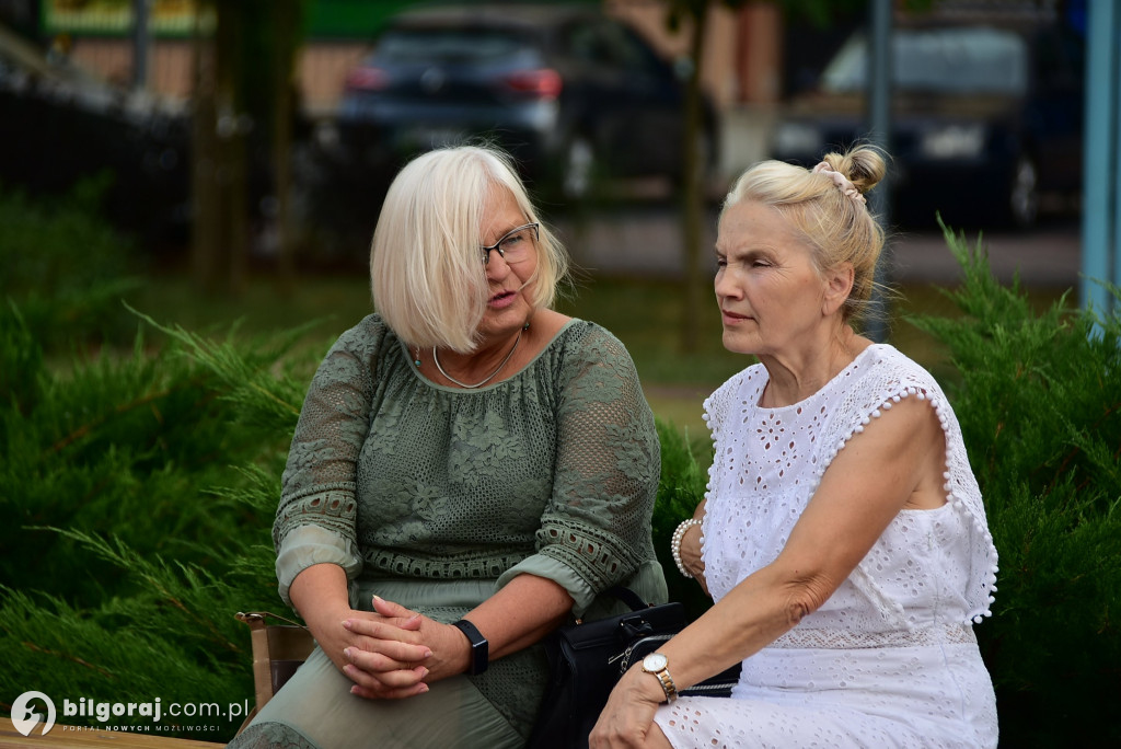 Lipcowy wieczór przy fontannie: seniorzy bawili się do rytmu muzyki