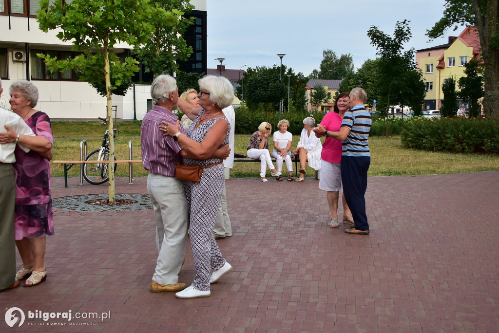 Lipcowy wieczór przy fontannie: seniorzy bawili się do rytmu muzyki