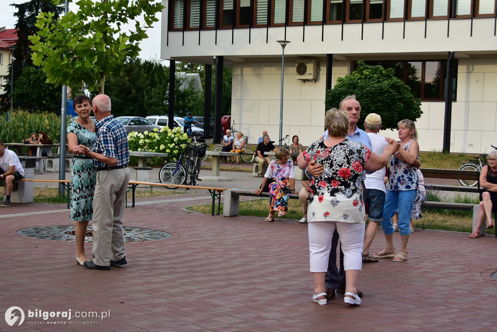 Lipcowy wieczór przy fontannie: seniorzy bawili się do rytmu muzyki