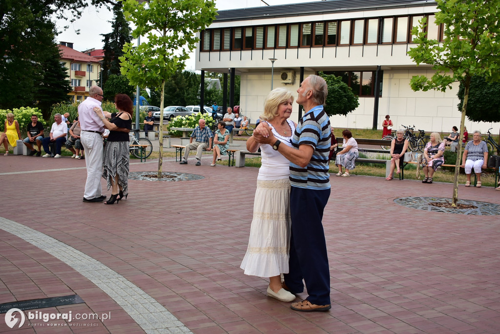 Lipcowy wieczór przy fontannie: seniorzy bawili się do rytmu muzyki
