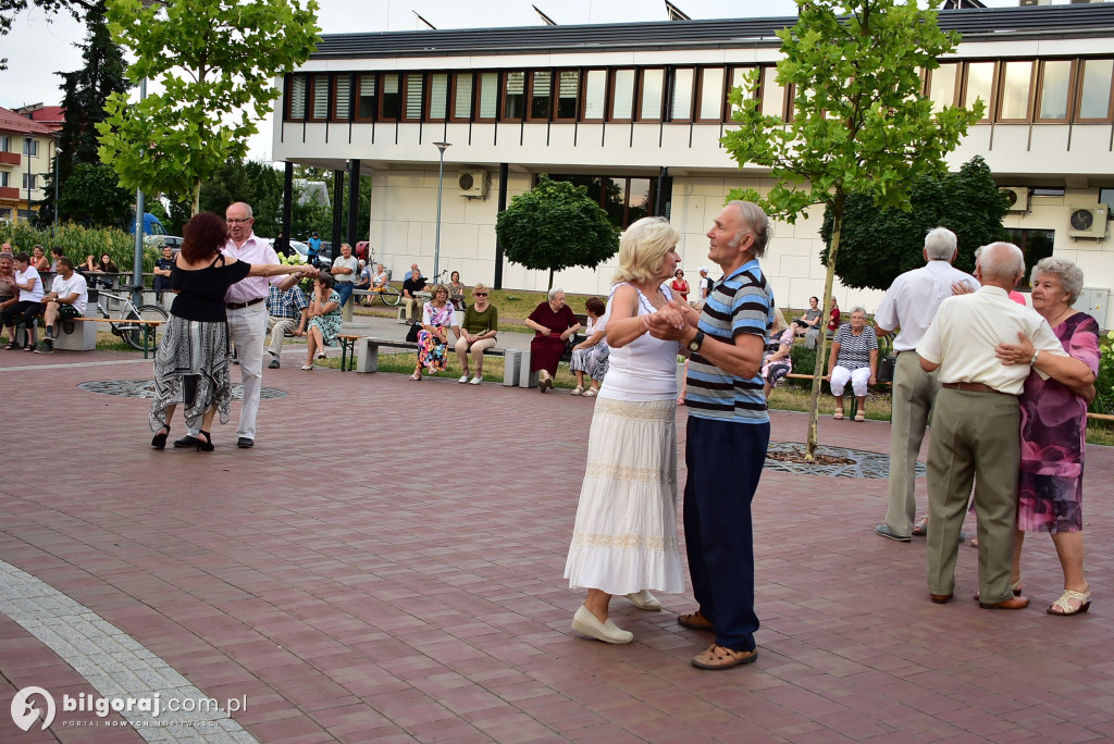 Lipcowy wieczór przy fontannie: seniorzy bawili się do rytmu muzyki