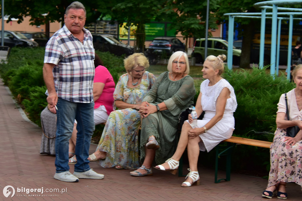 Lipcowy wieczór przy fontannie: seniorzy bawili się do rytmu muzyki