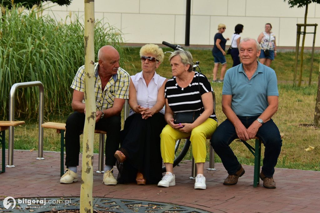 Lipcowy wieczór przy fontannie: seniorzy bawili się do rytmu muzyki