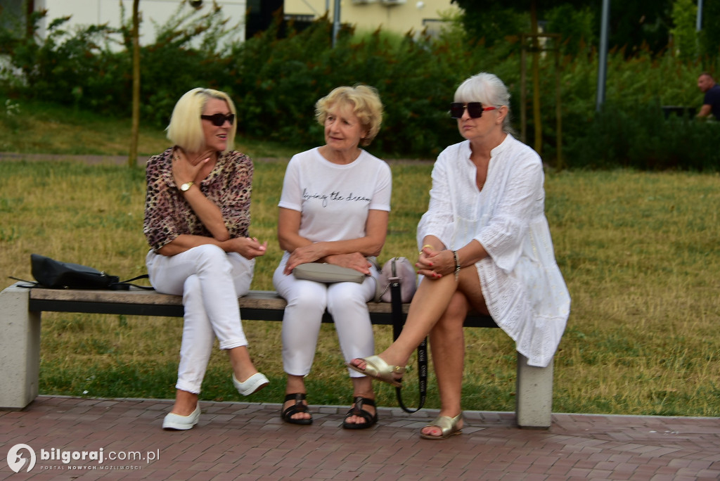 Lipcowy wieczór przy fontannie: seniorzy bawili się do rytmu muzyki