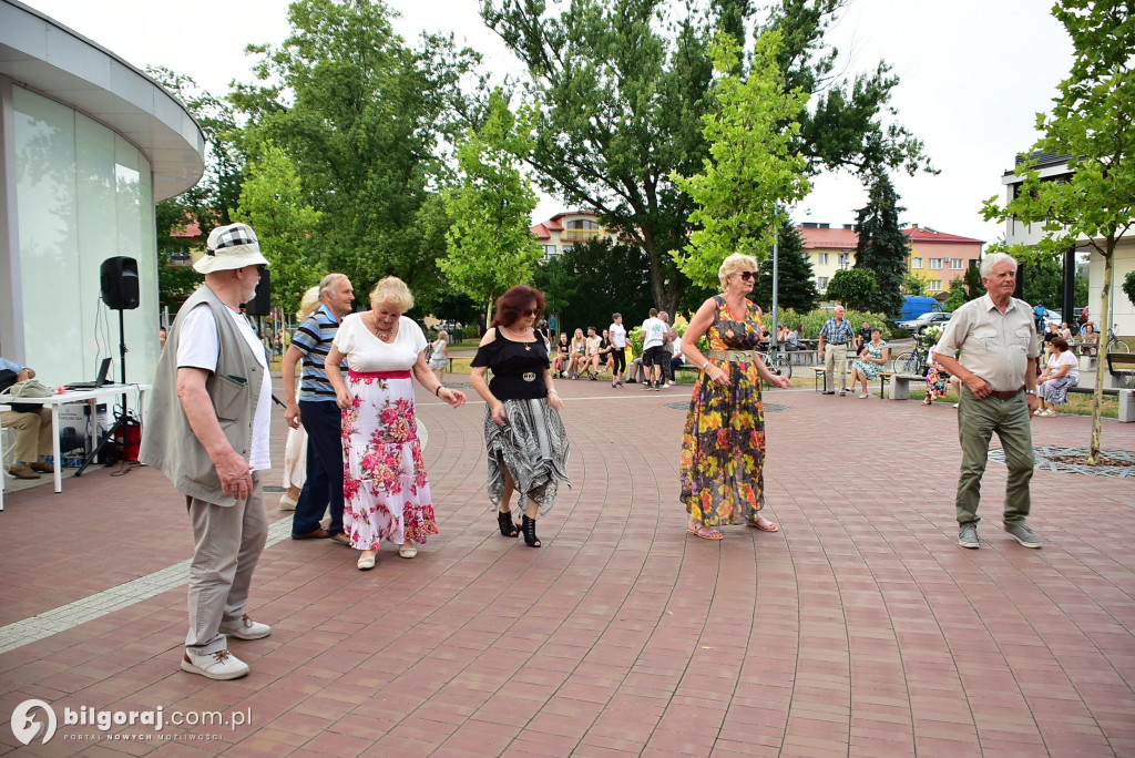 Lipcowy wieczór przy fontannie: seniorzy bawili się do rytmu muzyki